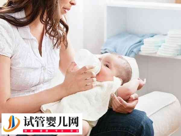 婴儿喂奶粉的正确姿势是怎样(图2)