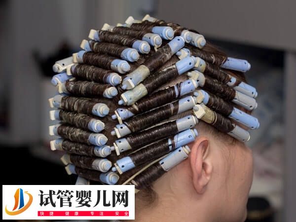 女性哺乳期能不能烫染头发